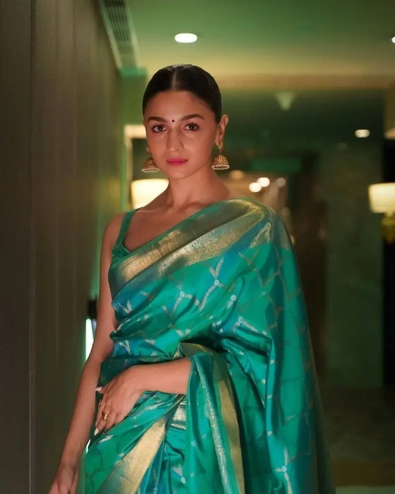 ALIA BHATT STUNNING LOOKS IN BEAUTIFUL GREEN SAREE SLEEVELESS BLOUSE